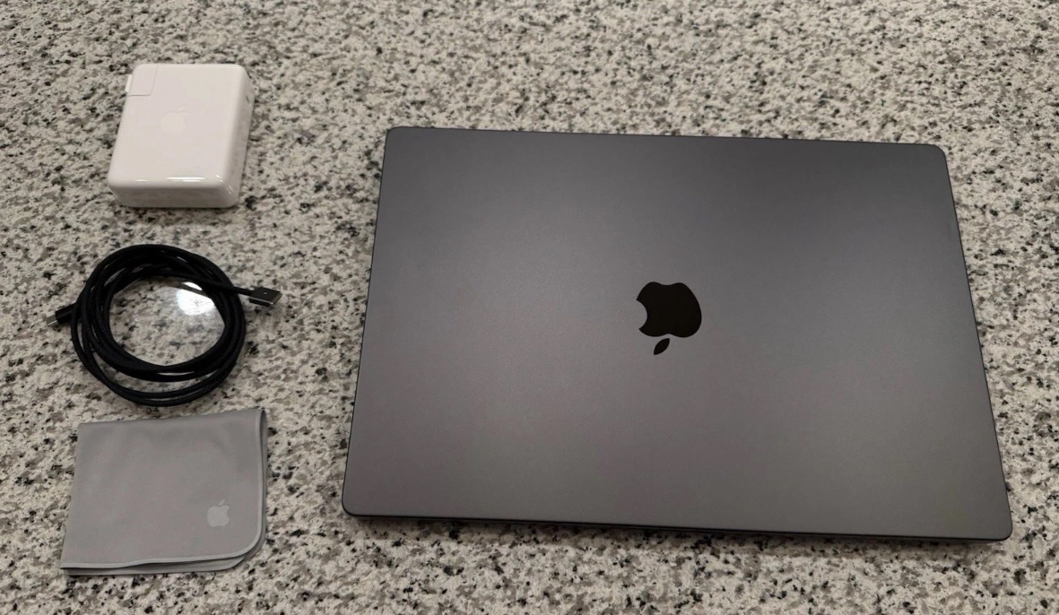 Apple MacBook Pro 16 (M4 Max/64GB RAM/40-Core GPU/4TB SSD/Space Black)