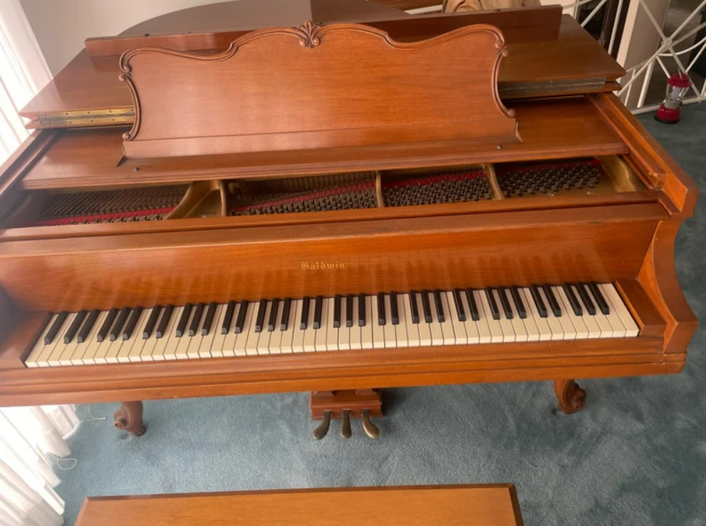 Baldwin Baby Grand 1960 Queen Ann legs