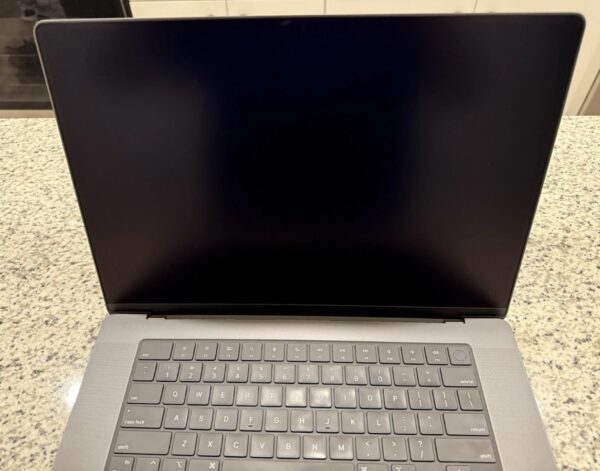 Apple MacBook Pro 16 (M4 Max/64GB RAM/40-Core GPU/4TB SSD/Space Black) - Image 3