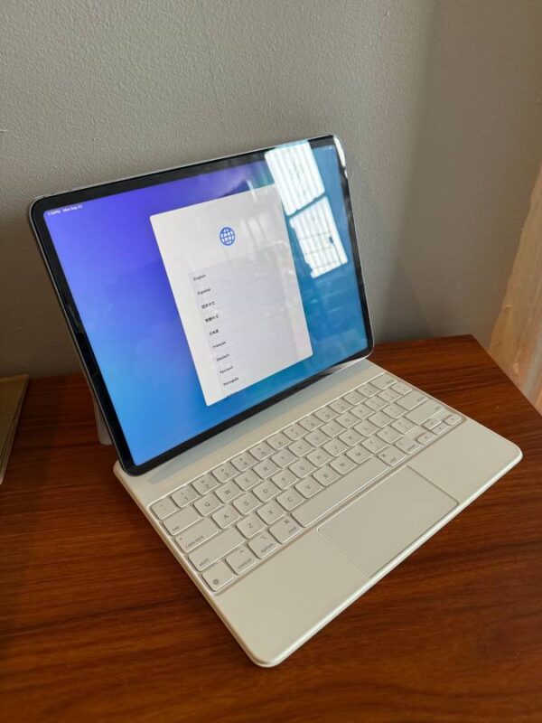 iPad Pro m4 - 13-in with Magic Keyboard - Image 3