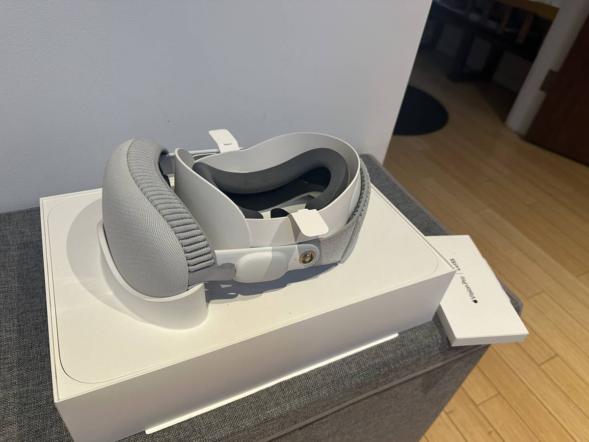 Apple Vision Pro 512GB, Solo Knit Band - M, Dual Loop Band - Image 3