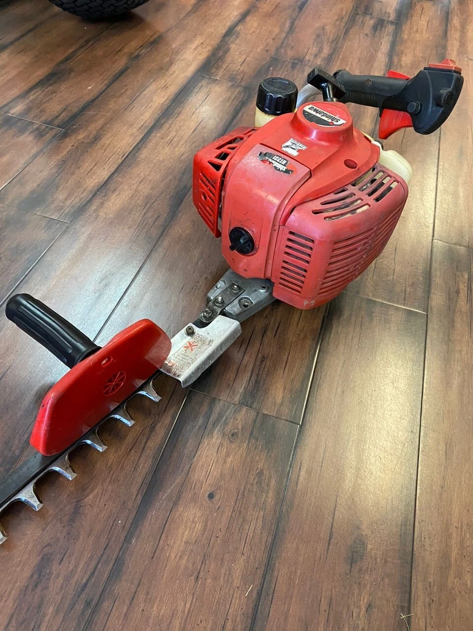 Shindaiwa HT231 Hedge Trimmer 2-Stroke Engine - Image 4